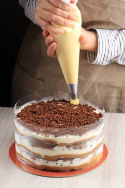 Dişi Asya El Dekorasyonu Tiramisu Girdap Mascarpone Boru Torbası Kullanıyor 