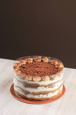 Bron Arkaplanda Tiramisu Pastası, Nefis İtalyan Kahvesi Tadı Tam Tatlı Keki ve Siyah Kahveye batırılmış Savoiardi Kurabiyeleri. Metin için Boşluğu Kopyala ile İzole Resim