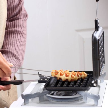 Şef El Croffle 'ı ocaktan alır, kruvasan yapar ya da Croffle' ı dondurulmuş kruvasandan yapar, ev yapımı kruvasan yapar.