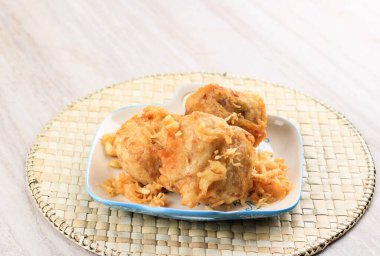 Doldurulmuş Çıtır Tofu (Tahu Isi Berontak), Kızarmış Tofu ile kaplanmış un hamuru ile karıştırılmış sebze, havuç, lahana, Spout... Bazen acı biber ekle.. 