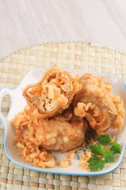 Tahu Isi ya da Endonezya Doldurulmuş Tofu, Kızarmış Tofu, Kızarmış sebzeyle doldurulmuş geleneksel çerez, Chili ya da Chili sosuyla servis edilmiş. 