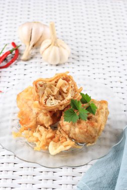 Tahu Hot Jeletot (Baharatlı Gevrek Tofu ile Karıştırılmış Kızarmış Baharatlı Sebze İçi. Endonezya 'da Kahvaltı İçin Sokak Yemeği Kadar Popüler