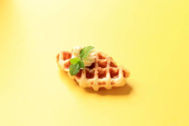 Kruvasan Waffle 'ı (Croffle) Sarı Arkaplanda İzole edilmiş Krem Peynir ile Kapat