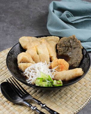 Pempek Palembang (Mpek-mpek), Tatlı ve Ekşi Kuah Cuka (Cuko) veya Sirke Sosu ile servis edilen balık ve Tapioca. Palembang, Endonezya 'dan Dish Popular..