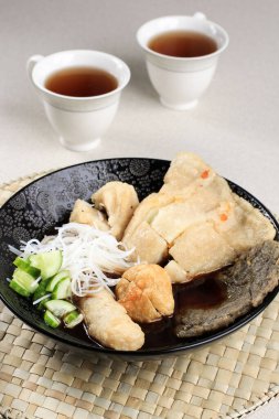 Endonezya Gıda: Pempek Palembang Güney Sumatera 'dan bir balık keki. Genellikle Cuko adında ekşi ve baharatlı sosla servis edilir. Kara Tabak 'ta servis edilen masada.