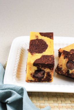 Mermer seyahat keki, içinde erimiş çikolatalı mini mermer kek. Aynı zamanda Tüp Kek olarak da bilinir. Metin için Beyaz Tabakta Kopya Alanı ile Servis