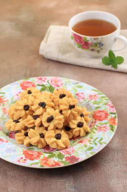 Kue Semprit, Endonezya Geleneği Kurabiyeleri Lebaran Idul Fitri Ied Mübarek 'e hizmet etti. Tereyağından, undan, yumurtadan, çiçek şekilli. Çay ile servis edilir