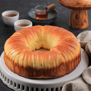 Seçici Odak Yün Yuvarlama Ekmeği, Çok Katmanlı ve Yün Gibi Görünen Bir Viral Brioche Ekmeği. 