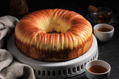 Yün Ekmek, pamuk yumağı şeklinde tatlı ekmek hamurudur. Çikolata ve ızgara peynirle dolu. Beyaz tabakta, siyah masada servis edilir. 