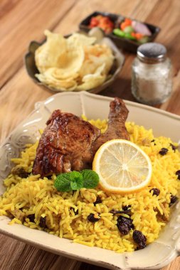 Seramik Tabakta Lezzetli Tavuk Biryani. Briyani Tabağı Güzel Hint Pirinç Tabağı. Kare Tabakta Lezzetli Kızarmış Baharatlı Tavuk Biryani Hüzünlü Hindistan, Arap ve Pakistanlı.