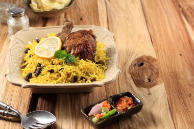 Seramik Tabakta Lezzetli Tavuk Biryani. Briyani Tabağı Güzel Hint Pirinç Tabağı. Kare Tabakta Lezzetli Kızarmış Baharatlı Tavuk Biryani Hüzünlü Hindistan, Arap ve Pakistanlı.