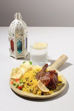 Krem Arkaplanda Kebuli Rice 'ın (Nasi Kabli veya Briyani) Kapanışı, üstüne kızarmış tavuk ve üzümlü Üzüm.