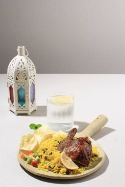 Seramik Tabakta Lezzetli Tavuk Biryani. Briyani Tabağı Güzel Hint Pirinç Tabağı. Kare Tabakta Lezzetli Kızarmış Baharatlı Tavuk Biryani Hüzünlü Hindistan, Arap ve Pakistanlı.