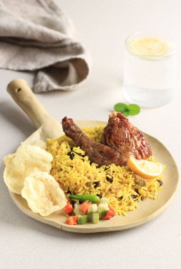 Seramik Tabakta Lezzetli Tavuk Biryani. Briyani Pirinç Tabağı Güzel Hint Pirinç Tabağı. Kare Tabakta Lezzetli Kızarmış Baharatlı Tavuk Biryani Hüzünlü Hindistan, Arap ve Pakistanlı.