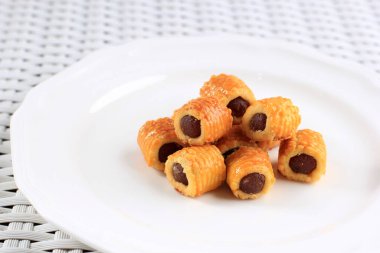 Beyaz Tabak İzole Arkaplan Üzerine Taze Fırınlanmış Ananas Tart Kurabiyeleri (Tart Nanas veya Kuih Nenas). 