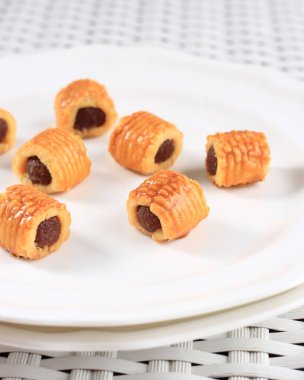 Nastar Gulung, Ied Mübarek için özel olarak pişirilmiş Pineapple Tart Popüler Turtası. Beyaz Tabakta Servis 