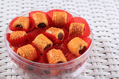  Taze fırınlanmış Pineapple Tart Roll Kurabiyeleri (Tart Nanas veya Kuih Nenas) Ahşap Arkaplanda. Bayram Mübarek 'te Satılığa Hazır