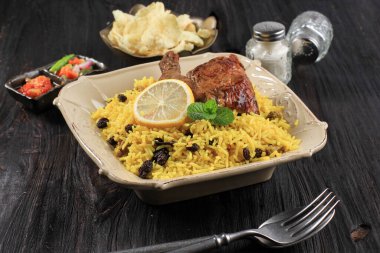 Seramik Tabakta Lezzetli Tavuk Biryani. Briyani Pirinç Tabağı Güzel Hint Pirinç Tabağı. Kare Tabakta Lezzetli Kızarmış Baharatlı Tavuk Biryani Hüzünlü Hindistan, Arap ve Pakistanlı.