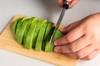 Asyalı Kadın Aşçı Ahşap Tahta Tahta Elle Avokado Dilimleme, Kapatma, Seçilmiş Odak