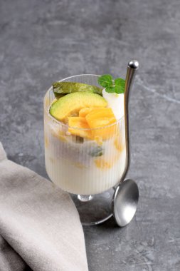 Es Teler, Geleneksel Endonezya Buzlu Tatlısı Tatlı Hindistan cevizi suyunda tropikal meyveli kokteyl ve Yoğunlaştırılmış Süt