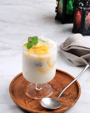 Es Teler, geleneksel Endonezya Buzlu Tatlısı Tatlı Hindistan cevizi suyunda tropikal meyveli kokteyl ve yoğunlaştırılmış süt.