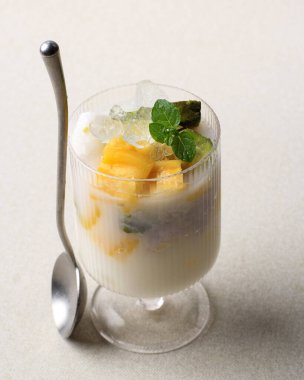 Es Teler, Es Campur, Endonezya 'nın meyve kokteyli. Avokado, Genç Hindistan cevizi eti, Jackfruit ve Basit şurup. Hindistan cevizi sütü veya yoğunlaştırılmış sütle servis edilir..