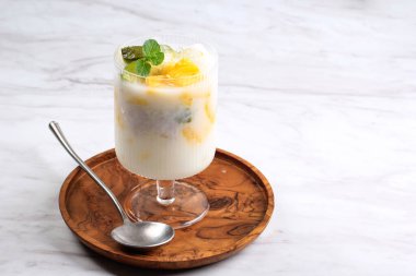 Es Teler, geleneksel Endonezya Buzlu Tatlısı Tatlı Hindistan cevizi suyunda tropikal meyveli kokteyl ve yoğunlaştırılmış süt.