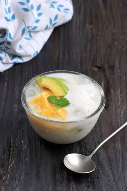 Es Teler, geleneksel Endonezya Buzlu Tatlısı Tatlı Hindistan cevizi suyunda tropikal meyveli kokteyl ve yoğunlaştırılmış süt kasesinde servis edilir.