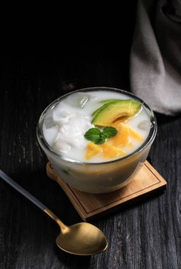 Es Teler, geleneksel Endonezya Buzlu Tatlısı Tatlı Hindistan cevizi suyunda tropikal meyveli kokteyl ve yoğunlaştırılmış süt kasesinde servis edilir.