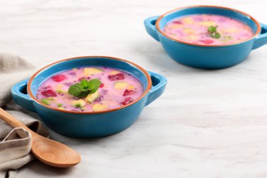 Sop Buah ya da Es Buah hindistan cevizi ya da basit şurupla karıştırılmış, Shaved Ice ile servis edilmiş ve kremalı süt eklenmiş, Buka Puasa ile Popüler (Kahvaltı))