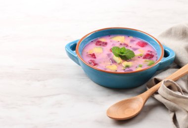 Sop Buah ya da Es Buah karışık meyveli hindistan cevizi ya da basit şuruplu, buzlu ve kremalı süt eklenmiş, Buka Puasa için popülerdir (kahvaltı). Metin için Boşluğu Kopyala