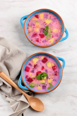 Top View Ready to Eat Sop Buah ya da Es Buah hindistan cevizi ya da basit şurupla karıştırılmış meyve suyu, Shaved Ice ile servis edilir ve konsantre süt eklenir. Buka Puasa (Kahvaltı) için popüler)