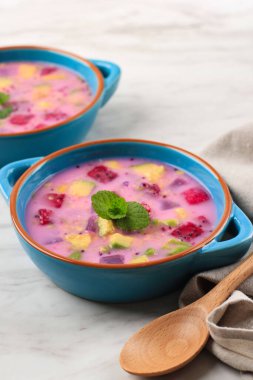 Sop Buah ya da Es Buah, Hindistan cevizi ya da basit şurupla karıştırılmış, buzla servis edilen ve yoğunlaştırılmış süt eklenen meyveleri yemeye hazır. Buka Puasa (Kahvaltı) için popüler)