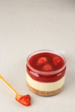 Krem arka planda izole edilmiş kavanozda ev yapımı lezzetli Mini Çilekli kek. Kavanoz Eğilimli Yiyeceklerde Bir Çeşit Tatlı, Metin İçin Boşluğu Kopyala