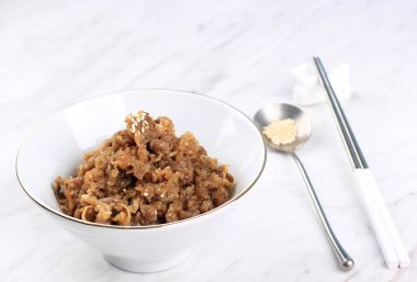 Geleneksel Kore Bulgogi Çanağı 'nı kapatın. İnce kesim, ızgara biftek, pirinç, susam tohumu ve sebzelerle servis edilir. Ön Görünüm, Metin için Boşluğu Kopyala 