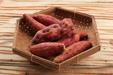 Bebek Mini Kırmızı Tatlı Patates Örülmüş Bambu Sepeti Kırsal Ahşap Arka plan Kapanışı, Kopyalama Boşluğu