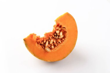 Taze Dilimlenmiş Balkabağı (Labu Kuning veya Kabocha Squash) Beyaz Arkaplanda İzole Edildi. 