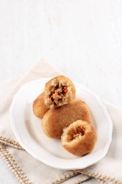 Combro veya Comro (Oncom di Jero), Shredded Cassava 'dan yapılan geleneksel Sundan Kızarmış Gıda, Oncom ve Chilli ile doldurma. Kahvaltı İçin Popüler Sokak Yemeği.