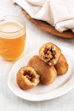 Combro veya Comro (Oncom di Jero), Shredded Cassava 'dan yapılan geleneksel Sundan Kızarmış Gıda, Oncom ve Chilli ile doldurma. Kahvaltı İçin Popüler Sokak Yemeği.