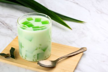 Buko Pandan, Sago İncileri ve Shredded Coconut Flesh ile birlikte krema ve sütten yapılan tatlı bir yemektir. Kopya Boşluğu olan bir Cam, Beyaz Masa Arkaplanı Servisi.