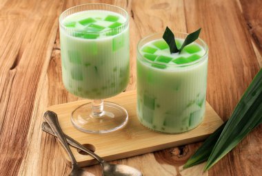 Buko Pandan, Sago İncileri ve Shredded Coconut Flesh ile birlikte krema ve sütten yapılan tatlı bir yemektir. Kopya Boşluğu olan bir Cam, Beyaz Masa Arkaplanı Servisi.