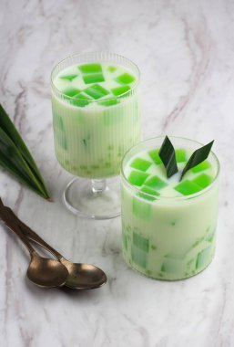 Buko Pandan, Sago İncileri ve Shredded Coconut Flesh ile birlikte krema ve sütten yapılan tatlı bir yemektir. Kopya Boşluğu olan bir Cam, Beyaz Masa Arkaplanı Servisi.