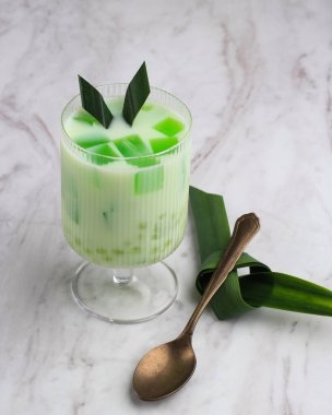 Bir bardak Buko Pandan, Philipnes Popüler Tatlısı, Jöle, Süt, Sago İncisi ve Parçalanmış Genç Hindistancevizi. Ramadhan Breakfast (Buka Puasa)