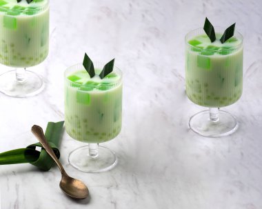 Hindistancevizi Buko veya Buko Pandan, Filipinli Jöle, Pearl Sago, Hindistan cevizi suyu ve sütten yapılmış tatlı. Ramazan boyunca popüler 