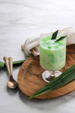 Buko Pandan, Sago İncileri ve Shredded Coconut Flesh ile birlikte krema ve sütten yapılan tatlı bir yemektir. Kopya Boşluğu olan bir Cam, Beyaz Masa Arkaplanı Servisi.