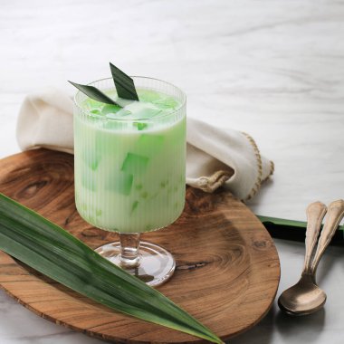Buko Pandan, Sago İncileri ve Shredded Coconut Flesh ile birlikte krema ve sütten yapılan tatlı bir yemektir. Kopya Boşluğu olan bir Cam, Beyaz Masa Arkaplanı Servisi.