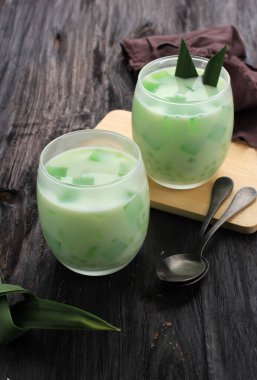 Buko Pandan, Filipinlerden Popüler Tatlı. Jöleden, taze hindistan cevizinden, buharlaşmış sütten, yoğunlaştırılmış sütten yapılmış. Bu tatlı genellikle Buka Puasa için servis edilir (Kahvaltı). Üstü doğranmış peynirle kaplı.