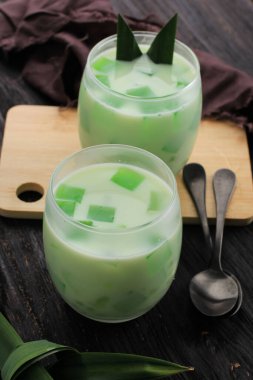 Buko Pandan, Filipinlerden Popüler Tatlı. Jöleden, taze hindistan cevizinden, buharlaşmış sütten, yoğunlaştırılmış sütten yapılmış. Bu tatlı genellikle Buka Puasa için servis edilir (Kahvaltı). Dilimlenmiş peynirle kaplanabilir