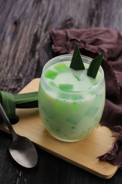 Seçilmiş Odak Noktası Bir bardak Buko Pandan, Philipnes Popüler Tatlısı, Jöle, Süt, Sago İncisi ve Parçalanmış Genç Hindistancevizi. Ramadhan Breakfast (Buka Puasa)