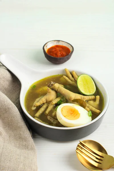 Traditionelles Indonesisches Essen Namens Soto Ceker Ayam Hühnersuppe Mit Hühnerbein — Stockfoto